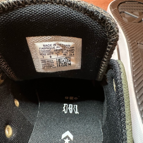 Women’s Chuck Taylor All-Star Leather Low-Top Sneaker - Size 9 - Picture 7 of 7